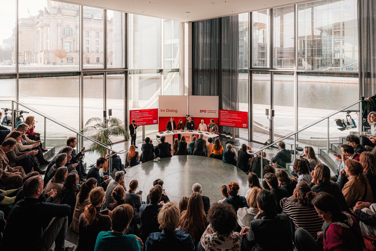 Kulturdialog der SPD-Bundestagsfraktion mit Publikum und Podium vor einer großen Fensterfront