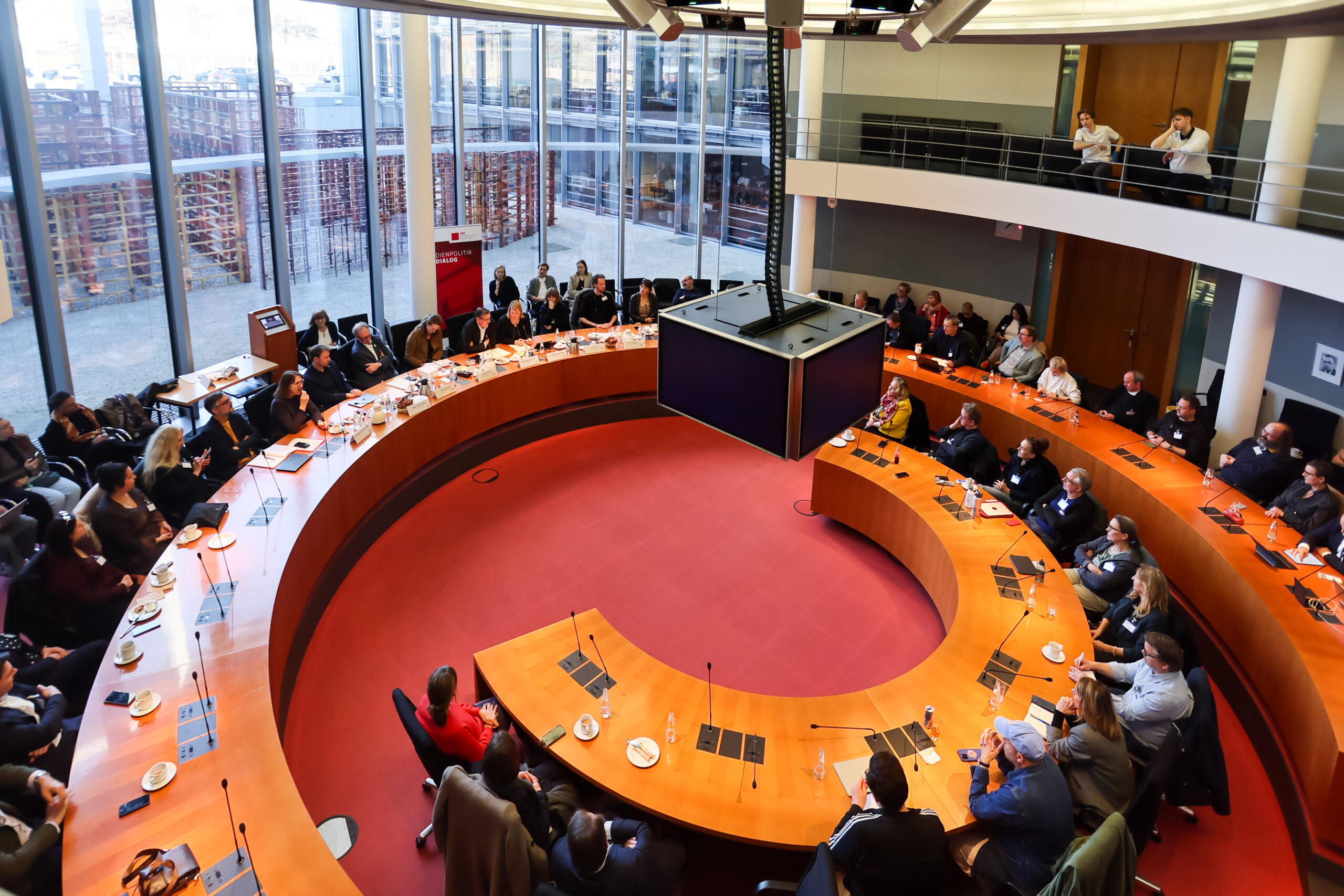 Kulturdialog mit Teilnehmenden an einem runden Sitzungstisch